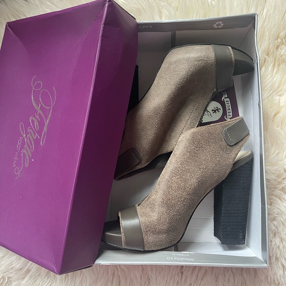 Fergie Rowley gray shoe - Picture 3 of 3